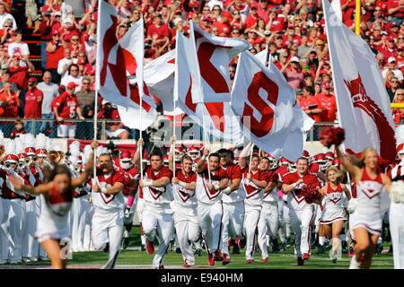 Little Rock, AR. 18 Oct, 2014. Les membres de l'esprit de l'Arkansas squad dirige l'équipe sur le terrain. La Géorgie a défait l'Arkansas 45-32 Bulldogs Craftsman aspirateur avale à Little Rock, AR. Richey Miller/CSM/Alamy Live News Banque D'Images