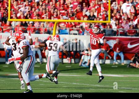 Little Rock, AR. 18 Oct, 2014. Razorback QB Brandon Allen # 10 saute en l'air pour obtenir la balle au-dessus des défenseurs. La Géorgie a défait l'Arkansas 45-32 Bulldogs Craftsman aspirateur avale à Little Rock, AR. Richey Miller/CSM/Alamy Live News Banque D'Images