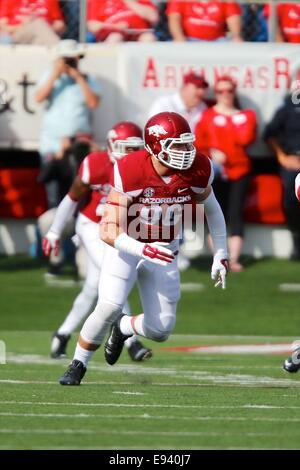 Little Rock, AR. 18 Oct, 2014. L'Arkansas défensive fin Karl Roesler # 96 arrive dans le coin. La Géorgie a défait l'Arkansas 45-32 Bulldogs Craftsman aspirateur avale à Little Rock, AR. Richey Miller/CSM/Alamy Live News Banque D'Images