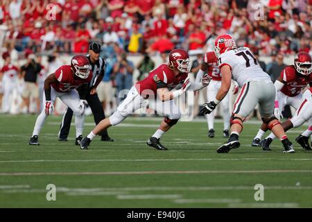 Little Rock, AR. 18 Oct, 2014. Le joueur de ligne défensive Razorback Mitchell Loewen # 89 se détache de la balle. La Géorgie a défait l'Arkansas 45-32 Bulldogs Craftsman aspirateur avale à Little Rock, AR. Richey Miller/CSM/Alamy Live News Banque D'Images