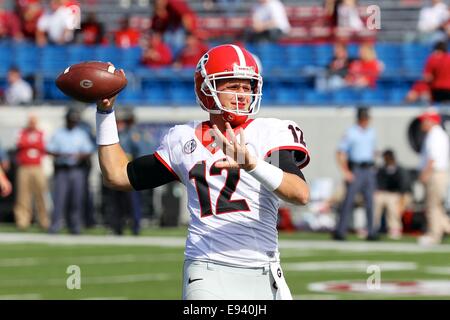 Little Rock, AR. 18 Oct, 2014. La Géorgie QB Brice Ramsey # 12 se réchauffe son bras avant le jeu. La Géorgie a défait l'Arkansas 45-32 Bulldogs Craftsman aspirateur avale à Little Rock, AR. Richey Miller/CSM/Alamy Live News Banque D'Images