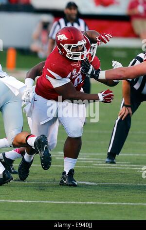 Little Rock, AR. 18 Oct, 2014. Le joueur de ligne défensive de l'Arkansas Darius Philémon # 91 se bat pour obtenir à travers la ligne. La Géorgie a défait l'Arkansas 45-32 Bulldogs Craftsman aspirateur avale à Little Rock, AR. Richey Miller/CSM/Alamy Live News Banque D'Images