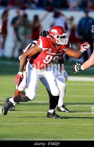 Little Rock, AR. 18 Oct, 2014. L'Arkansas défensive fin Brandon Lewis # 99 arrive le terrain car la balle est cassé. La Géorgie a défait l'Arkansas 45-32 Bulldogs Craftsman aspirateur avale à Little Rock, AR. Richey Miller/CSM/Alamy Live News Banque D'Images