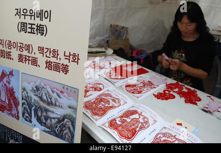 Séoul, Corée du Sud. 19 Oct, 2014. Un artiste fait des boutures de papier pendant la journée 'Chine' événement tenu à Séoul, Corée du Sud, le 19 octobre 2014. La 'Chine' jour affichage de l'événement culture folklorique chinoise s'est tenue à Séoul le dimanche. Cet établissement de crédit : Yao/Xinhua/Alamy Live News Banque D'Images