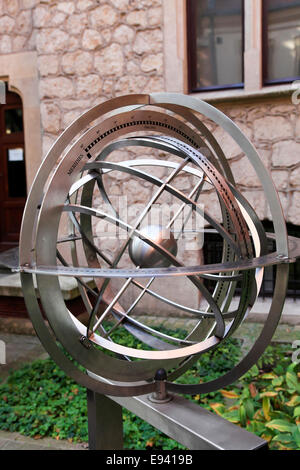 Sphère armillaire dans le jardin des professeurs à l'Université Jagellonne de Cracovie, Pologne. Banque D'Images