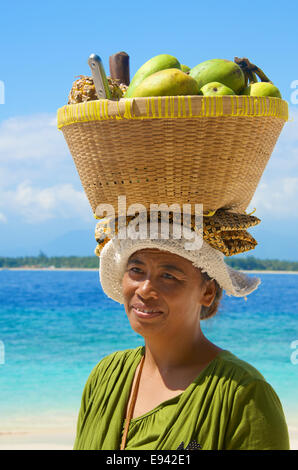 Plage femme mango vendeur Indonésie Lombok Gili Meno Banque D'Images