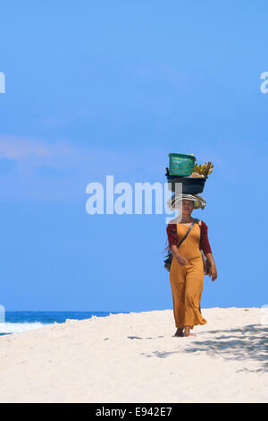 Vendeur de fruits Female beach Lombok Gili Meno Indonésie Banque D'Images