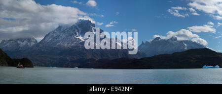 Montagnes de Torres del Paine avec lac Grey en premier plan, en Patagonie, au Chili, en Amérique du Sud. Banque D'Images