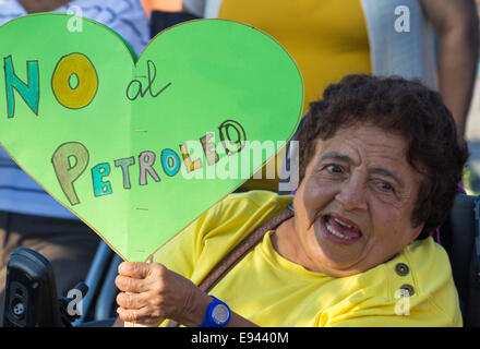 Las Palmas, Gran Canaria, Îles Canaries, Espagne. 18 Oct, 2014. Lady in wheelchair holding placard dire non al Petroleo' (pas d'huile) à protestation à Las Palmas, Gran Canaria contre la décision du gouvernement espagnol d'accorder la permission de Repsol société multinacional perspective pour le pétrole au large de la côte de Fuerteventura et Lanzarote. Credit : ALANDAWSONPHOTOGRAPHY/Alamy Live News Banque D'Images