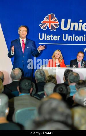 Belfast, Irlande du Nord. 18 Oct, 2014. Chef de parti Mike Nesbitt donne son discours lors de la conférence 2014 UPP Crédit : Stephen Barnes/Alamy Live News Banque D'Images