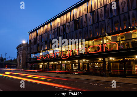 L'Everyman Theatre à Liverpool dans la nuit Banque D'Images