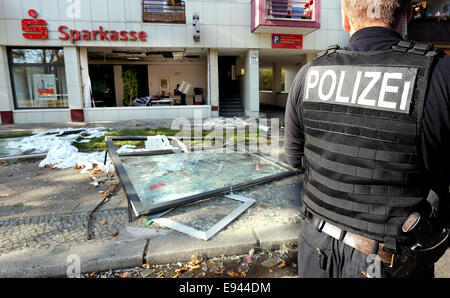 Berlin, Allemagne. 10 Oct, 2014. Policiers rechercher des traces en face d'une direction générale de la Sparkasse à Berlin, Allemagne, 10 octobre 2014. L'Inconnu a déclenché une exploison dans la branche et effacé plusieurs casiers. Photo : Wolfgang Kumm/dpa/Alamy Live News Banque D'Images