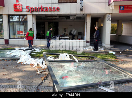 Berlin, Allemagne. 10 Oct, 2014. Policiers rechercher des traces en face d'une direction générale de la Sparkasse à Berlin, Allemagne, 10 octobre 2014. L'Inconnu a déclenché une exploison dans la branche et effacé plusieurs casiers. Photo : Wolfgang Kumm/dpa/Alamy Live News Banque D'Images