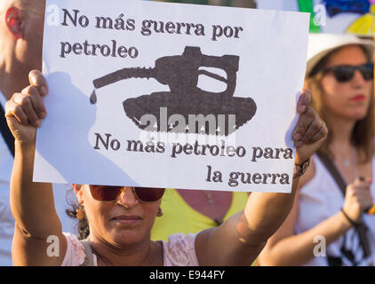 Las Palmas, Gran Canaria, Îles Canaries, Espagne. 18 Oct, 2014. Femme brandissant écriteau disant ' No mas guerra por petroleo, aucun mas petroleo para la guerra" (plus de guerres pour le pétrole et non plus d'huile pour des guerres) à protester à Las Palmas, Gran Canaria contre la décision du gouvernement espagnol d'accorder la permission de Repsol société multinacional perspective pour le pétrole au large de la côte de Fuerteventura et Lanzarote. Credit : ALANDAWSONPHOTOGRAPHY/Alamy Live News Banque D'Images