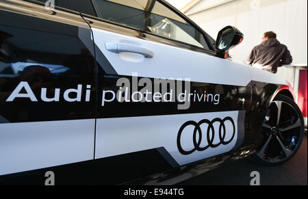 Hockenheim, Allemagne. 19 Oct, 2014. Un véhicule du type Audi RS 7 est a son stand à l'Hockenheim avant la dernière course de la saison du Masters allemand de voitures de tourisme (DTM) à Hockenheim, Allemagne, 19 octobre 2014. Photo : Uwe Anspach/dpa/Alamy Live News Banque D'Images