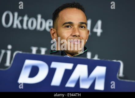 Hockenheim, Allemagne. 19 Oct, 2014. Pilote de F1 Lewis Hamilton de Mercedes prend la parole lors d'une conférence de presse dans le circuit d'Hockenheim avant la dernière course de la saison du Masters allemand de voitures de tourisme (DTM) à Hockenheim, Allemagne, 19 octobre 2014. Photo : Uwe Anspach/dpa/Alamy Live News Banque D'Images