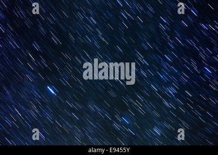 Étoile de la Voie lactée se déplaçant sur le ciel nocturne pendant une longue exposition. Prises avec 300mm et deux minutes d'exposition. Banque D'Images