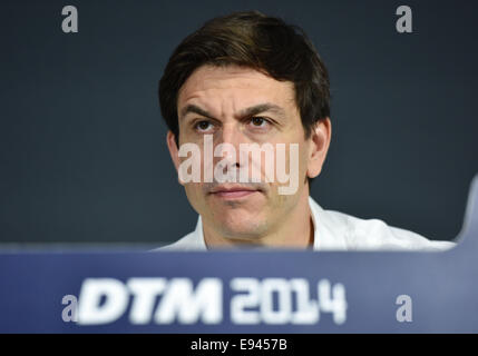 Hockenheim, Allemagne. 19 Oct, 2014. Chef de Mercedes Motorsport Toto Wolff parle au cours d'une conférence de presse à l'Hockenheim avant la dernière course de la saison du Masters allemand de voitures de tourisme (DTM) à Hockenheim, Allemagne, 19 octobre 2014. Photo : Uwe Anspach/dpa/Alamy Live News Banque D'Images