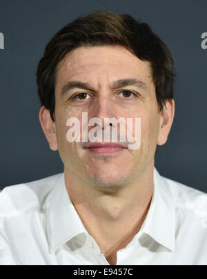 Hockenheim, Allemagne. 19 Oct, 2014. Chef de Mercedes Motorsport Toto Wolff parle au cours d'une conférence de presse à l'Hockenheim avant la dernière course de la saison du Masters allemand de voitures de tourisme (DTM) à Hockenheim, Allemagne, 19 octobre 2014. Photo : Uwe Anspach/dpa/Alamy Live News Banque D'Images