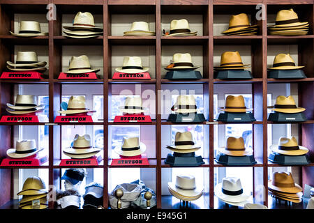 Panama chapeaux de paille en exposition dans un magasin situé dans le vieux marché dans la ville historique de Charleston, SC. Banque D'Images