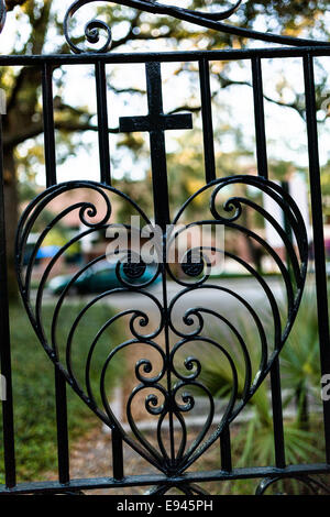 Le coeur double gate à l'entrée de Philip Simmons Park at St John's, l'Église épiscopale réformée par blacksmith Philip Simmons dans la ville historique de Charleston, SC. Banque D'Images