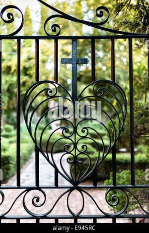 Le coeur double gate à l'entrée de Philip Simmons Park at St John's, l'Église épiscopale réformée par blacksmith Philip Simmons dans la ville historique de Charleston, SC. Banque D'Images