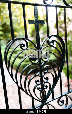 Le coeur double gate à l'entrée de Philip Simmons Park at St John's, l'Église épiscopale réformée par blacksmith Philip Simmons dans la ville historique de Charleston, SC. Banque D'Images