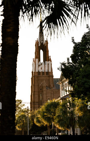 Coucher du soleil le long de Broad Street avec la Cathédrale de Saint Jean Baptiste dans la ville historique de Charleston, SC. Banque D'Images