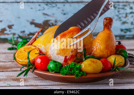 Poulet entier cuit au four avec des légumes Banque D'Images