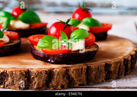 Aubergines frites avec tomates cerises et fromage Banque D'Images