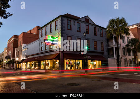 Traces légères par des voitures qui passent le long de Broad Street, au crépuscule dans la ville historique de Charleston, SC. Banque D'Images