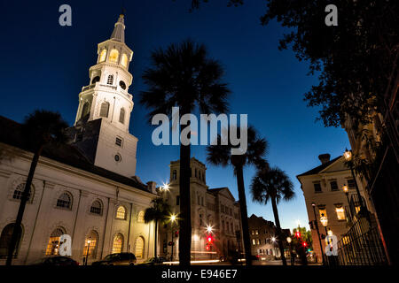 Clocher de l'église Saint-Michel d'au crépuscule le long de Broad Street dans le quartier historique de Charleston, SC. Banque D'Images