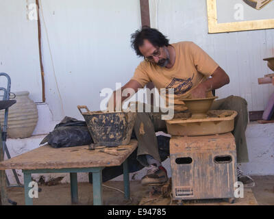 Boutique et atelier de poterie Hydria à Samos Grèce démontrant l'art, la fabrication et la vente de poterie raku, gravure style vitrage Banque D'Images