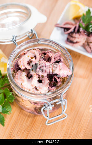 Salade de poulpe frais avec l'huile, l'ail, persil et citron Banque D'Images