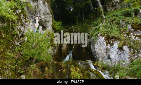 Croix orthodoxe avec image religieuse sur un rocher de montagnes des Carpates, en Roumanie, est l'Europe. Banque D'Images