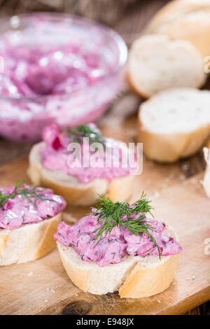 Salade de harengs (maison close-up shot) sur fond de bois Banque D'Images