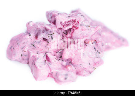 Salade de harengs (avec de la betterave et des herbes fraîches) isolé sur fond blanc, pur Banque D'Images