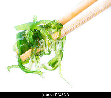 Salade d'algues (détaillées close-up shot) isoalted sur fond blanc Banque D'Images