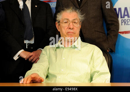 Umberto Bossi, secrétaire fédéral de la Lega Nord (poing sur table) Banque D'Images