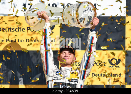 Hockenheim, Allemagne. 19 Oct, 2014. Pilote DTM allemand et cette ans gagnant général Marco Wittmann célèbre après la dernière course de la saison des Masters allemand de voitures de tourisme (DTM) à l'Hockenheimring à Hockenheim, Allemagne, 19 octobre 2014. Photo : Uwe Anspach/dpa/Alamy Live News Banque D'Images