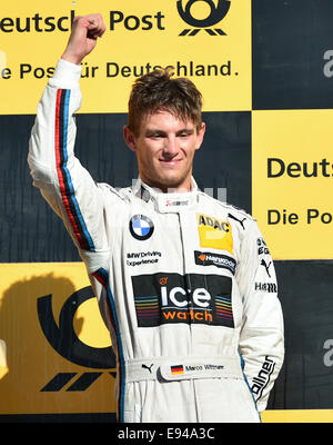 Hockenheim, Allemagne. 19 Oct, 2014. Pilote DTM allemand et cette ans gagnant général Marco Wittmann célèbre après la dernière course de la saison des Masters allemand de voitures de tourisme (DTM) à l'Hockenheimring à Hockenheim, Allemagne, 19 octobre 2014. Photo : Uwe Anspach/dpa/Alamy Live News Banque D'Images