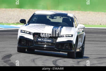 Hockenheim, Allemagne. 19 Oct, 2014. Un véhicule du type Audi RS 7 est représenté à l'Hockenheimring avant la dernière course de la saison du Masters allemand de voitures de tourisme (DTM) à Hockenheim, Allemagne, 19 octobre 2014. Photo : Uwe Anspach/dpa/Alamy Live News Banque D'Images