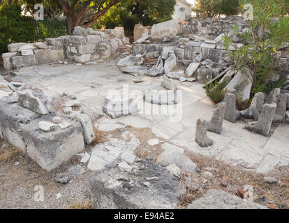 Ruines de la zone sportive de l'ancienne Grèce Samos, l'un des nombreux sites d'intérêt près de Pythagorio, murs et sol Pièces de colonne Banque D'Images