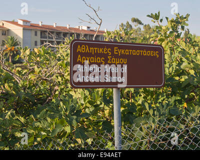 Ruines de la zone sportive de l'ancienne Grèce Samos, l'un des nombreux sites d'intérêt près de Pythagorio, panneau routier à proximité de l'hôtel Doryssa Bay Banque D'Images