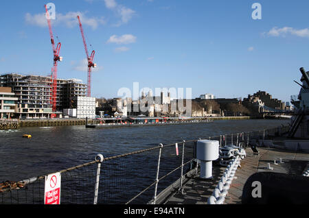 Tour de Londres vu de HMS Belfast Banque D'Images