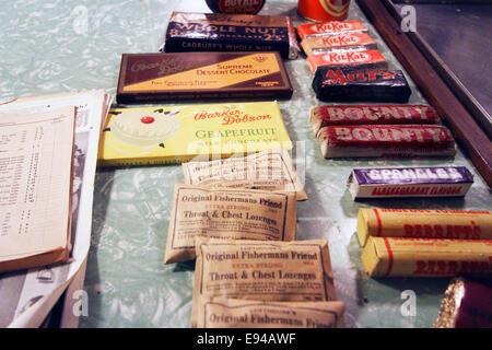 Cantine NAAFI. Marine Armée Force aérienne et service de cantine qui vendent une large gamme de marchandises, y compris les bonbons et chocolat (Nutty) Banque D'Images