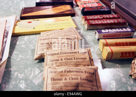 Cantine NAAFI. Marine Armée Force aérienne et service de cantine qui vendent une large gamme de marchandises, y compris les bonbons et chocolat (Nutty) Banque D'Images