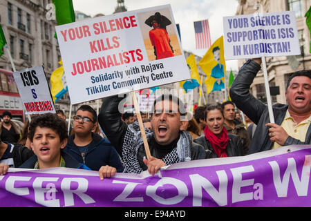 Londres, Royaume-Uni. 19 Oct, 2014. Des centaines de kurdes de Londres mars communauté throgh la capitale pour protester contre l'ISIS et le gouvernement turc qui ils accusent, en ne s'impliquant dans une action militaire contre l'ISIS, d'utiliser les jihadistes pour éliminer les Kurdes qui ont longtemps fait campagne pour un Kurdistan indépendant. En Photo : Les slogans qu'ils chantent le long de Regents Street. Crédit : Paul Davey/Alamy Live News Banque D'Images