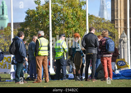 La place du parlement, Londres, Royaume-Uni. 19 octobre 2014. Le campement des manifestants Occupy London dans Parliament Square à Londres. Crédit : Matthieu Chattle/Alamy Live News Banque D'Images