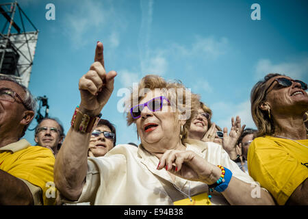 Barcelone, Espagne. 19 Oct, 2014. Un démonstrateur réagit au cours d'une loi en faveur de l'indépendance organisé par 'Omnium culturel' et 'l''ANC à Barcelone, le Catalonia Square Crédit : Matthias Rickenbach/ZUMA/ZUMAPRESS.com/Alamy fil Live News Banque D'Images